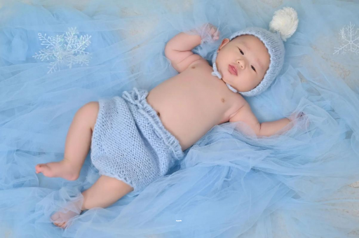 定安三个月宝宝挠耳朵